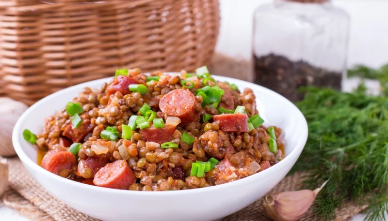Saucisses aux lentilles et lardons