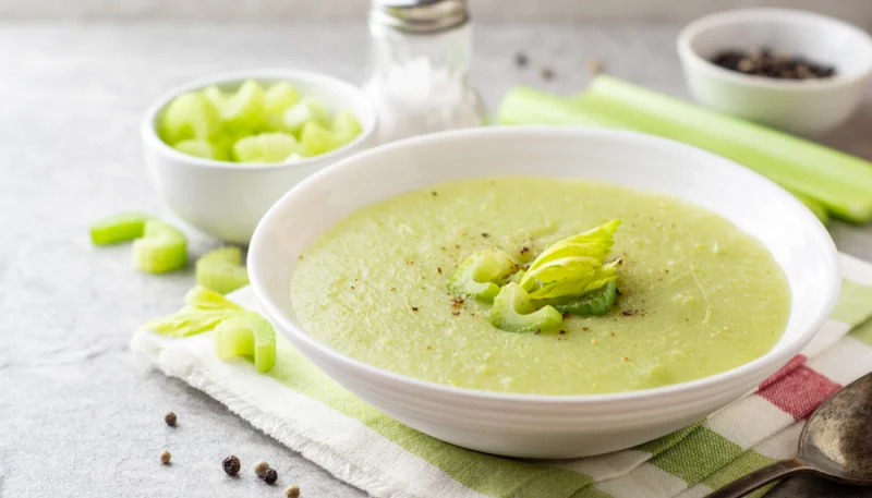 Velouté vert de céleri branche