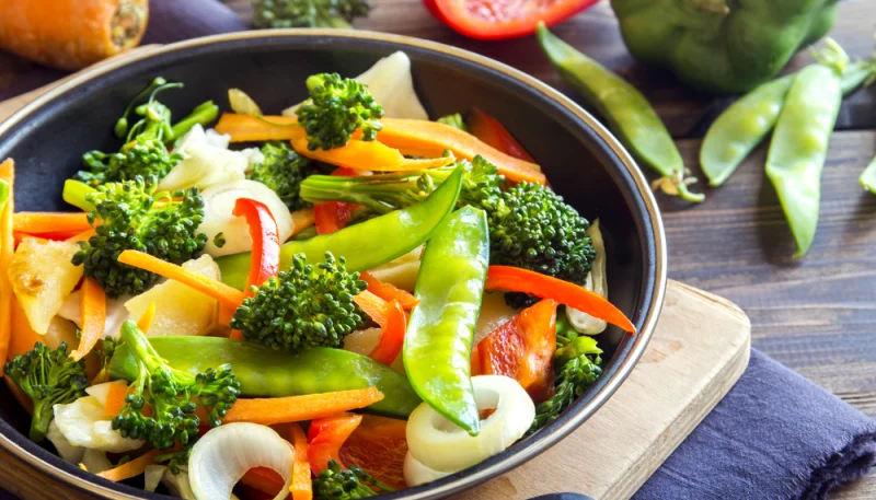 Wok de légumes colorés