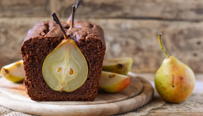 Cake au chocolat et aux poires entières