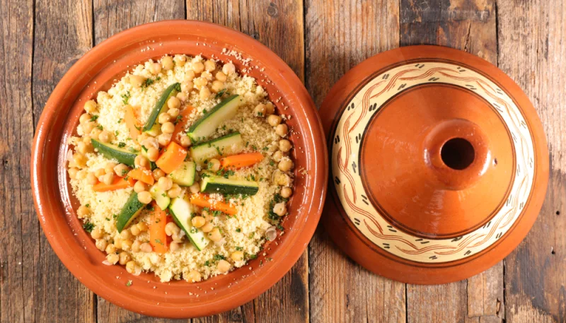 Couscous végétarien avec des raisins secs