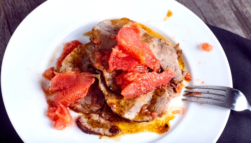 Foie de veau aux zestes de pamplemousse poivrés