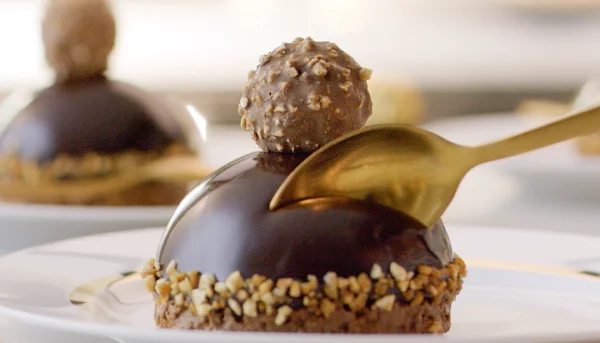 Le dôme de mousse en chocolat Ferrero Rocher