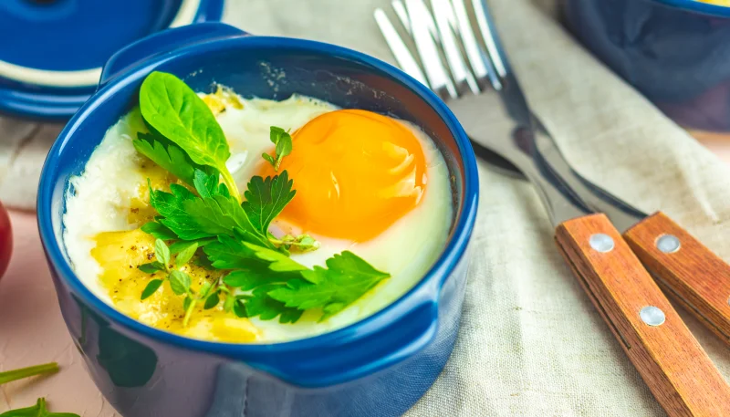 Oeuf cocotte au jambon et au fromage au micro-ondes