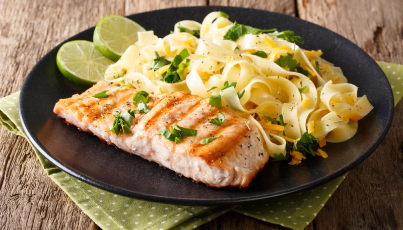 Papillotes de saumon au miel, curry et gingembre