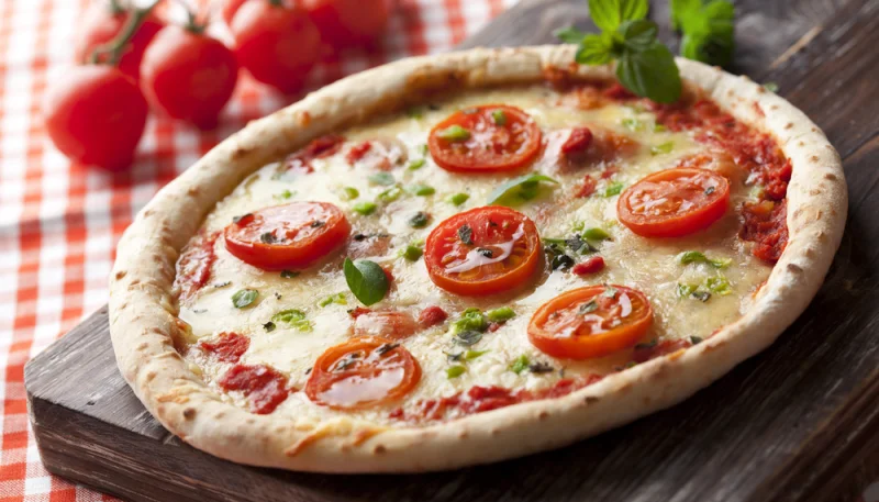 Pizza aux tomates et à la mozzarella