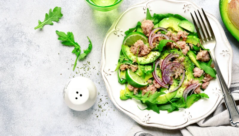 Salade de thon à l'avocat et à la roquette