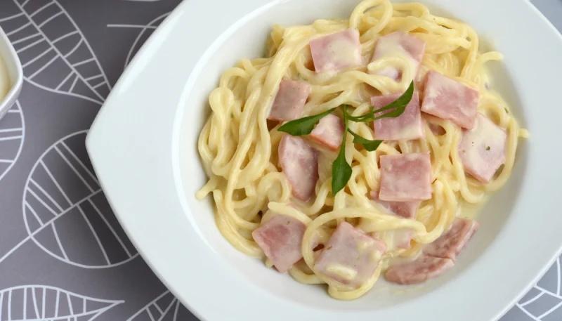Spaghetti au jambon et à la crème