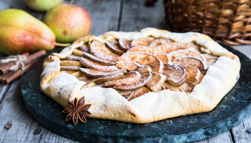Tarte rustique aux pommes, poires et cannelle
