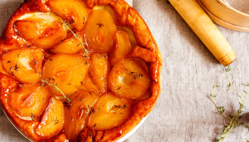 Tarte tatin épicée aux poires et au thym