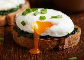 Toasts aux épinards et œufs pochés