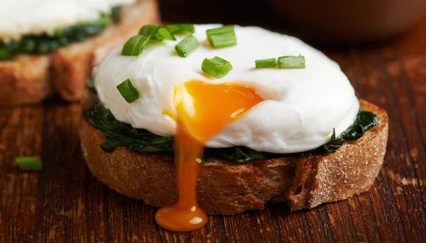 Toasts aux épinards et œufs pochés