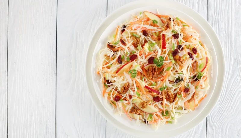 Coleslaw aux pommes, cranberries et noix