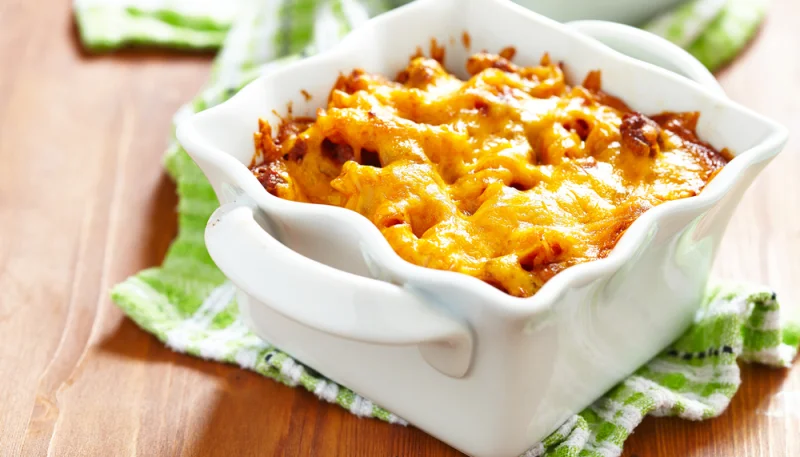 Coquillettes gratinées chipolatas et cheddar