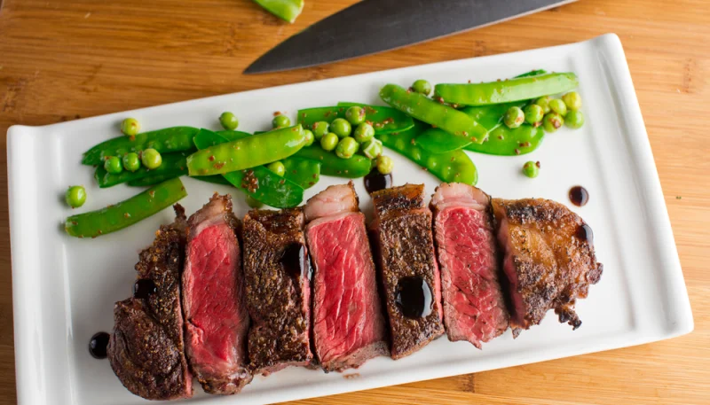 Filet mignon caramélisé aux pois gourmands