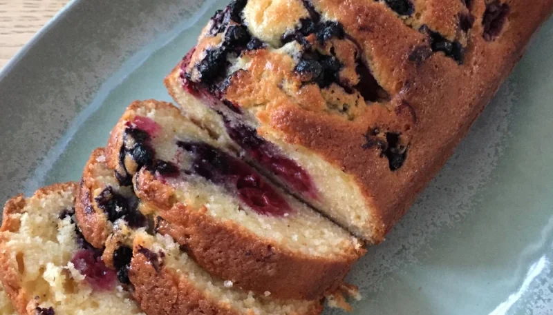 Gâteau au yaourt à la grecque et aux fruits rouges