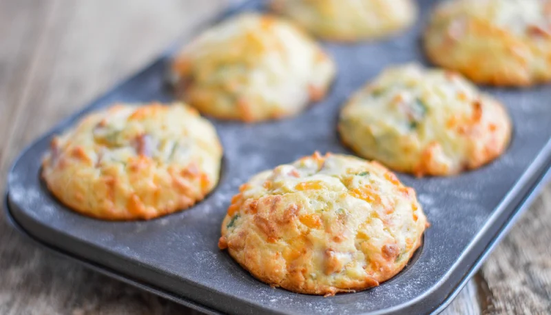 Muffins aux pommes de terre et coeur coulant au fromage