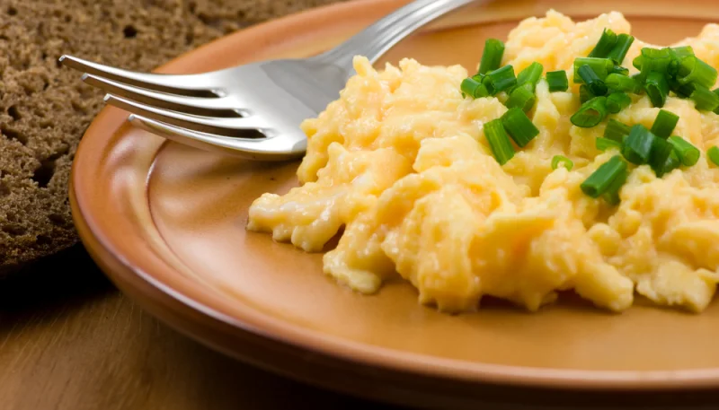 Œufs brouillés au chèvre