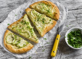 Pizza aux fleurs de courgette et brousse