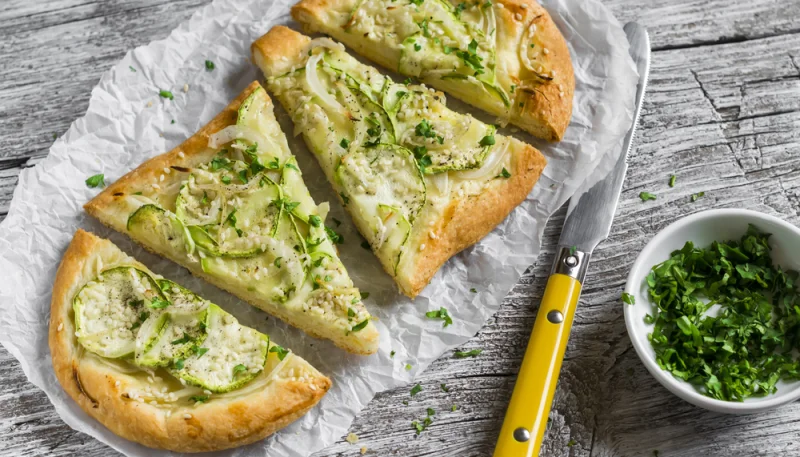 Pizza aux fleurs de courgette et brousse