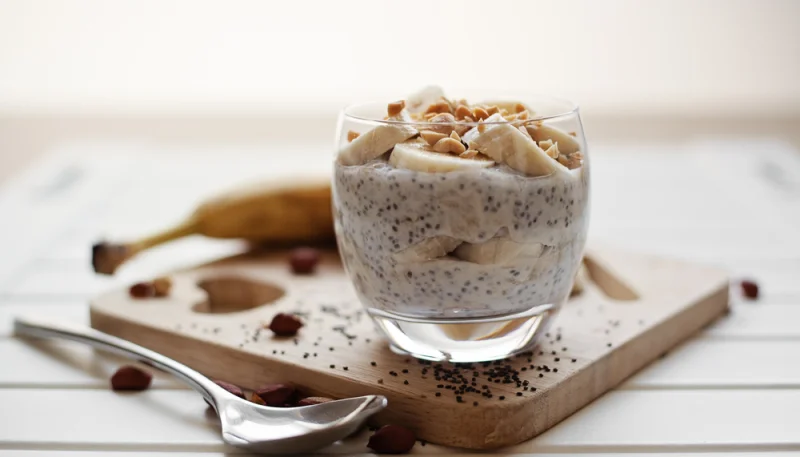 Pudding aux graines de chia, bananes et cacahuètes