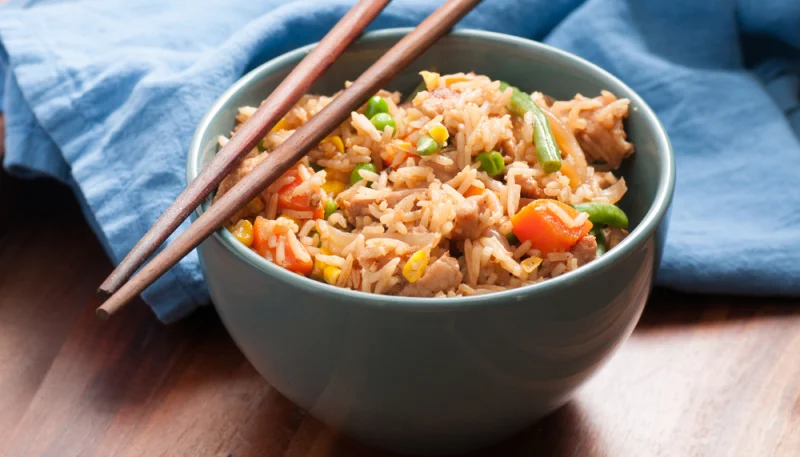 Riz frit aux légumes et aux oeufs