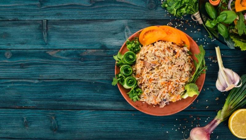 Riz pilaf aux carottes, petits pois et poulet express