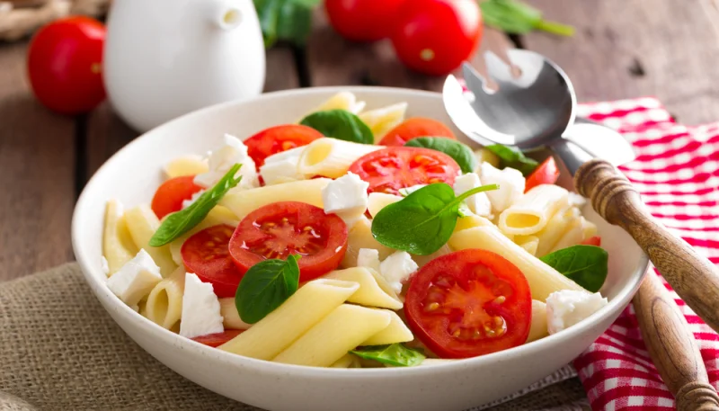 Salade de pennes, feta, tomates confites et basilic