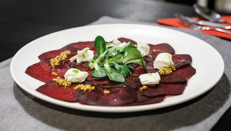 Carpaccio de betteraves à la mozzarella