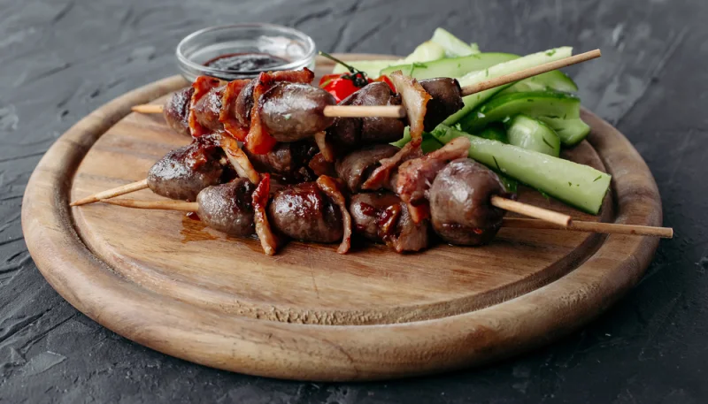 Confit d'oignons et brochettes de foie de volaille