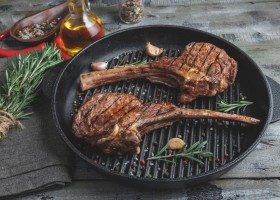 Côtes d’agneau farcies à la pancetta au barbecue