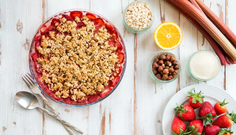 Crumble sans gluten aux fraises et rhubarbe