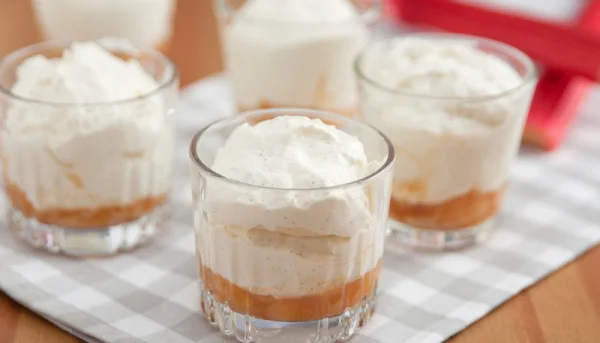 Nuage de fromage blanc sur son lit de rhubarbe