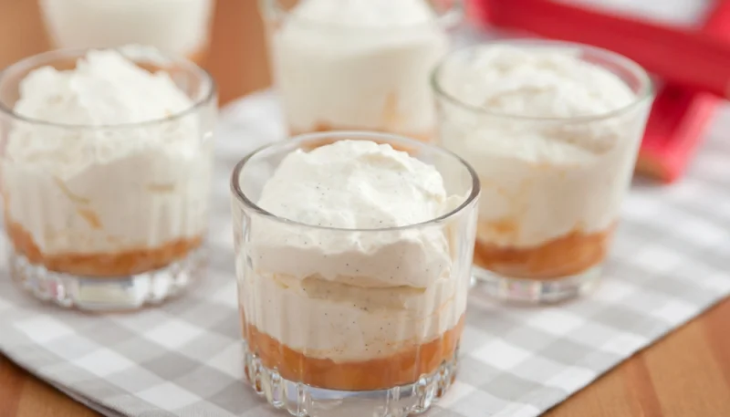 Nuage de fromage blanc sur son lit de rhubarbe