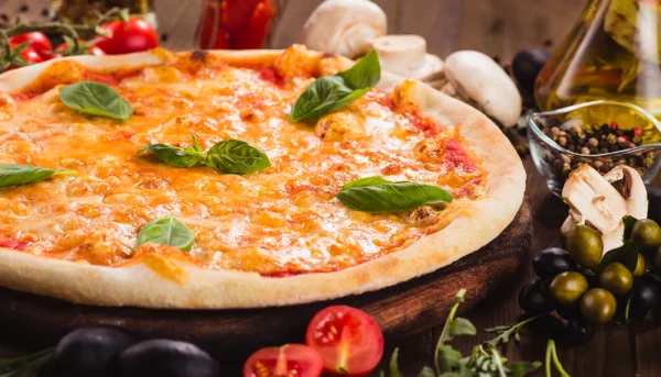 Pizza sans gluten à la sauce tomate et au fromage