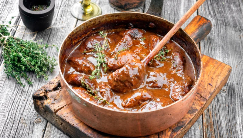 Plats de côtes en cocotte au vin rouge