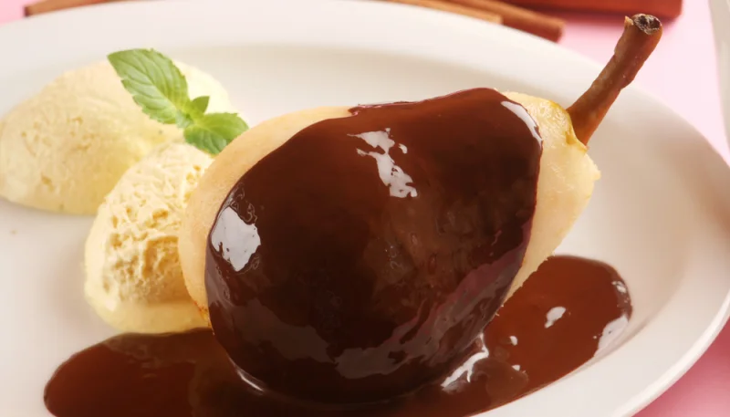 Poire Belle-Hélène au chocolat noir et glace à la vanille