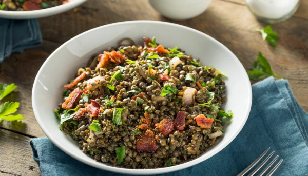 Salade tiède de lentilles au bacon