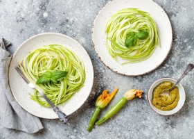 Tagliatelles d'asperges à la crème de betterave