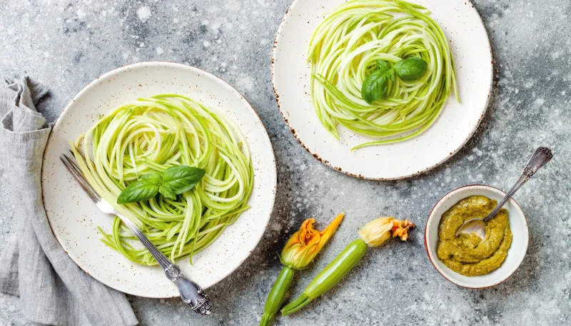 Tagliatelles d'asperges à la crème de betterave