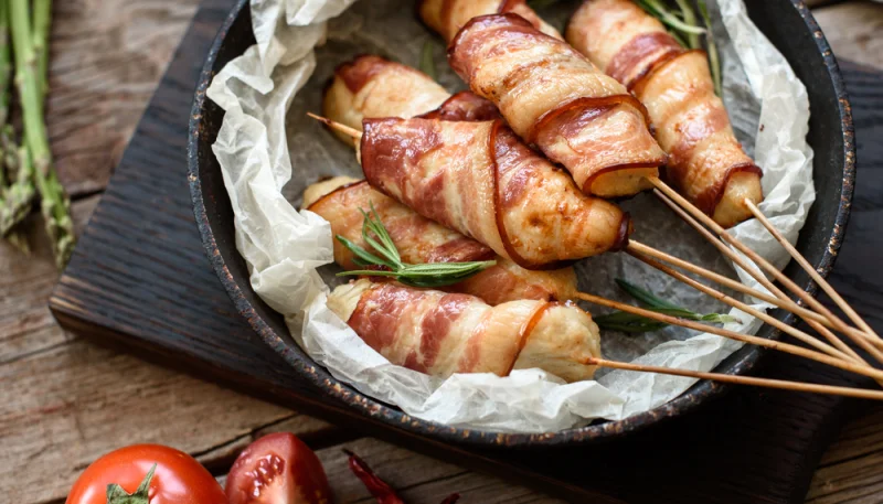 Brochettes de poulet au lard