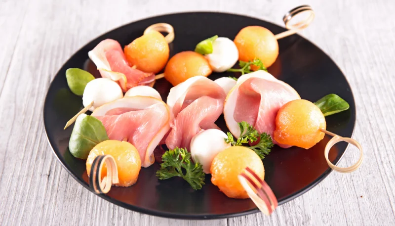 Brochettes au melon, jambon et mozzarella