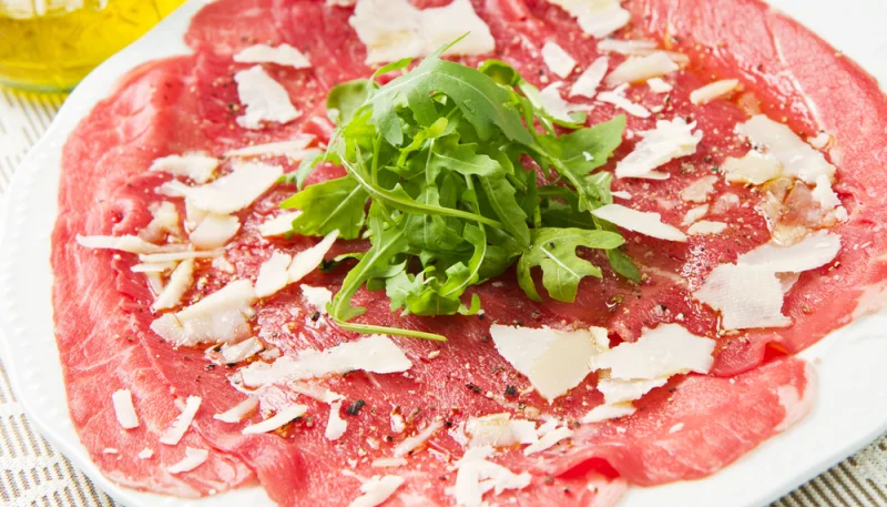 Carpaccio de boeuf à la roquette et au parmesan
