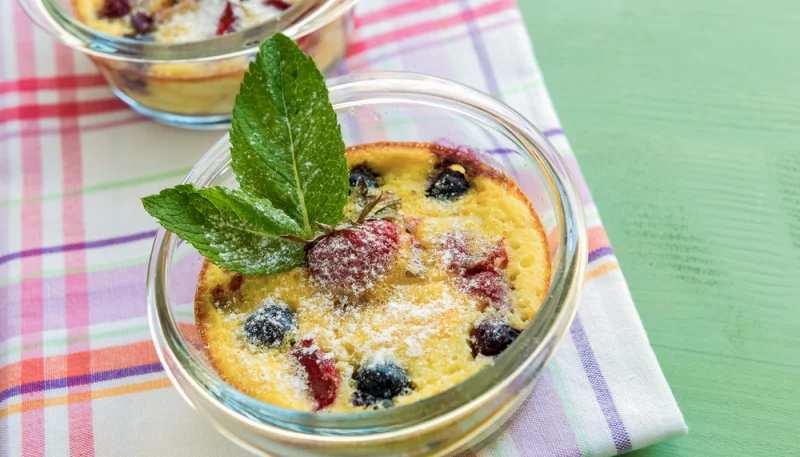 Crème caramel aux fraises et cassis
