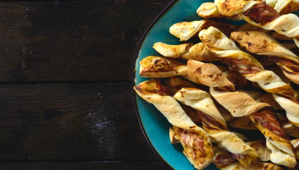 Ficelles lardons et fromage de brebis