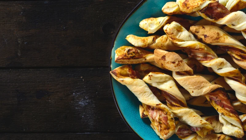 Ficelles lardons et fromage de brebis