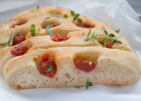 Focaccia à la tomate et au romarin