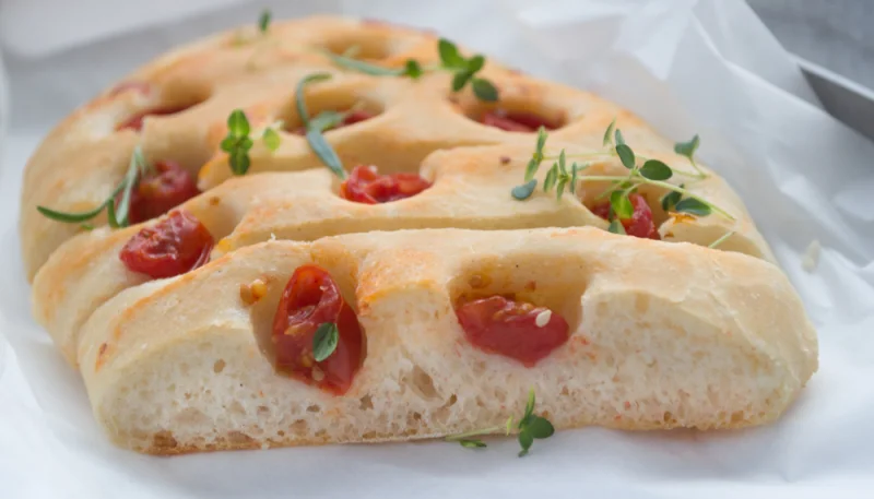 Focaccia à la tomate et au romarin