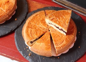 Gâteau basque aux cerises fraîches