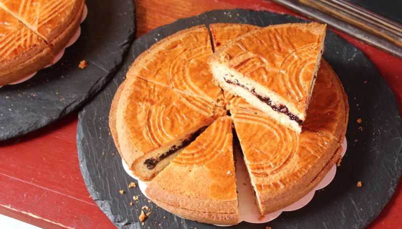 Gâteau basque aux cerises fraîches